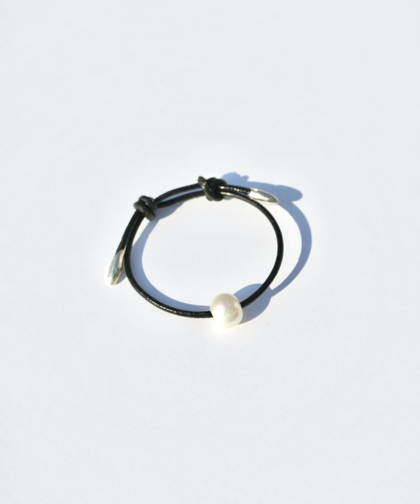 drewdrop pearl leather bracelet