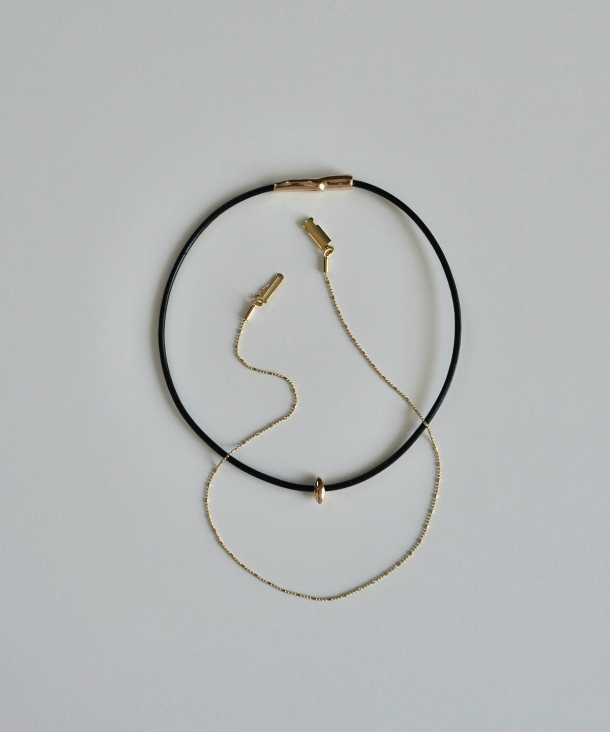 deformed twing & chain leather choker