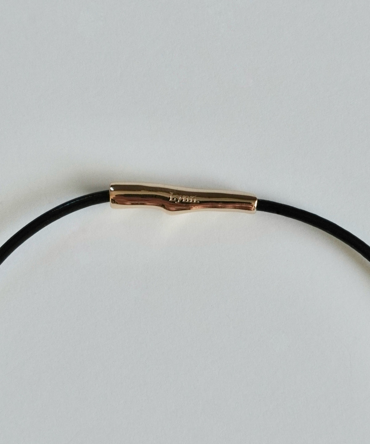 deformed twing & chain leather choker