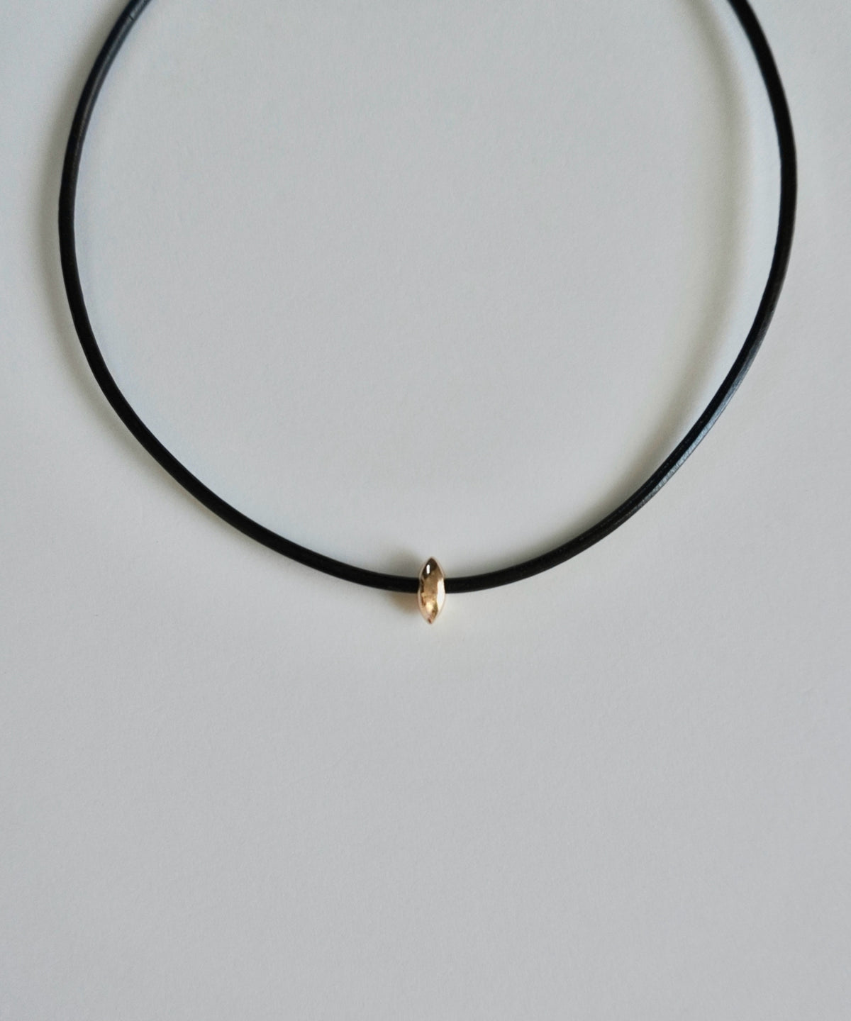 deformed twing & chain leather choker