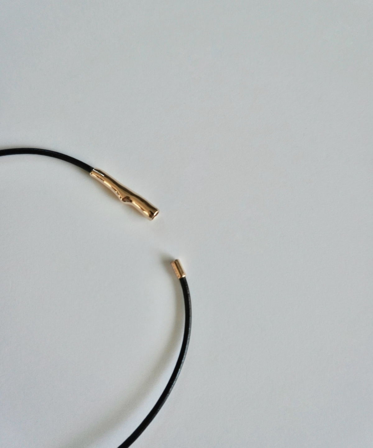 deformed twing & chain leather choker