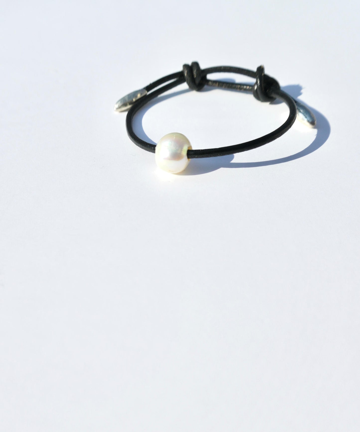 drewdrop pearl leather bracelet