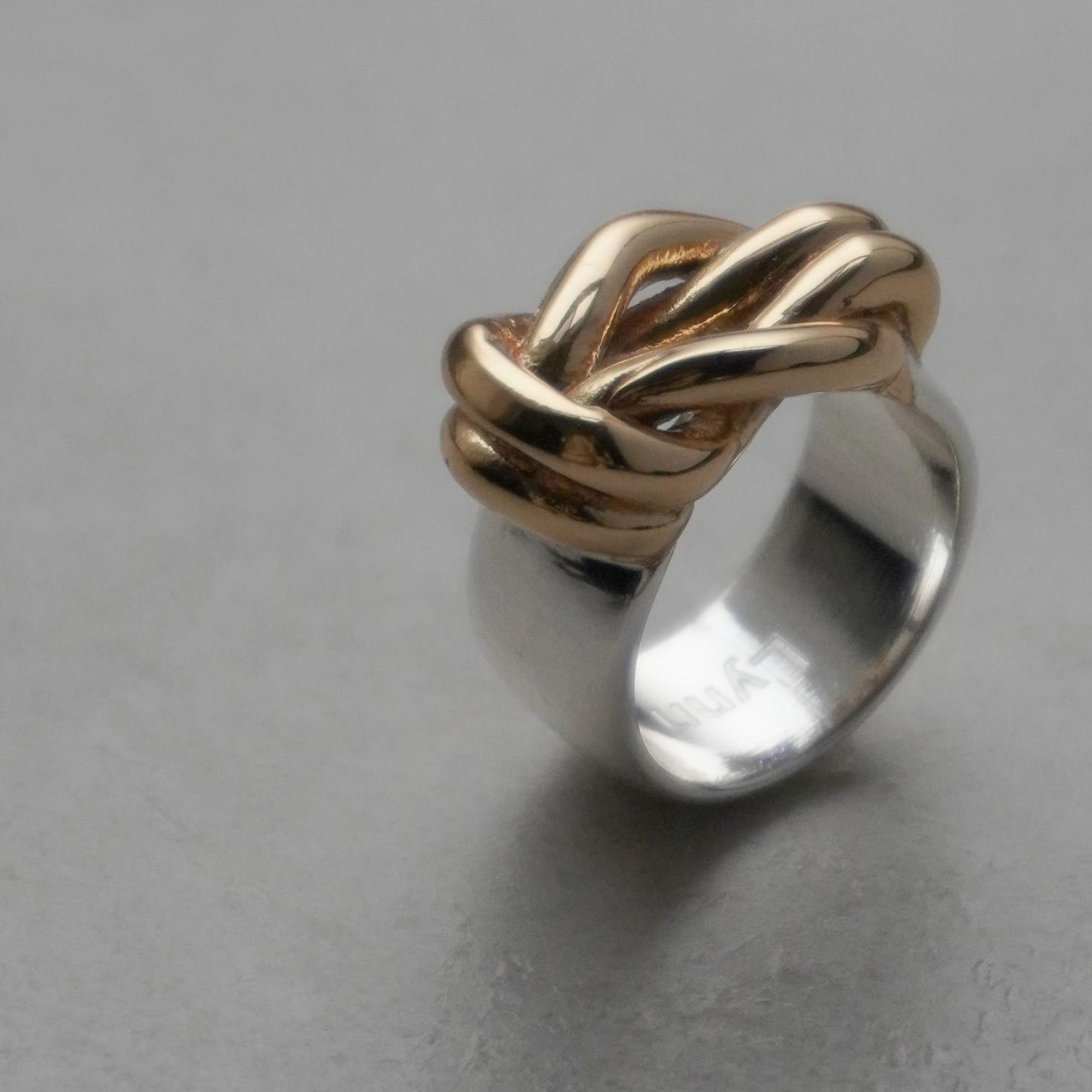 W knot ring