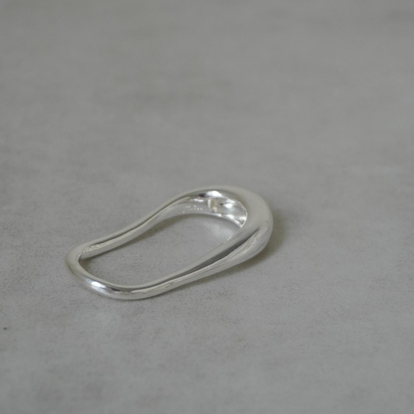 W finger ring