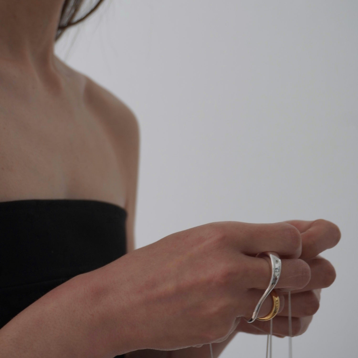 W finger ring – Lynn.